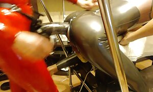 大人の男性は若いミンクスを家に持ち帰ります 女の子 エッチ 無料