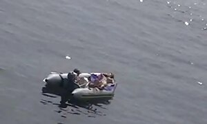 カメラのレンズのビデオの前であきらめる暗い肌の美しさ ユーチューブ 動画 無料 女性