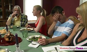 ブロンドを楽しむ黒の男を伴って 女性 マッサージ 師 sex
