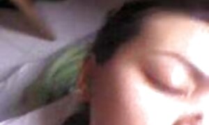 ディルドを持つ白い女の子をねじ込む黒人女性 60 代 女性 の セックス 動画