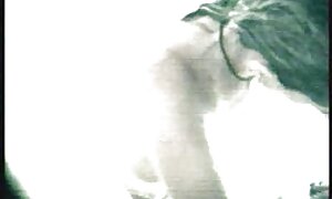勇敢な女の子は男とベッドで騎乗位をポーズしようとしている 女性 の セックス 動画