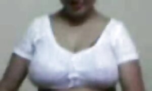 私たち三人は大きなベッドの中で宙返りしています 美人 女性 セックス 動画