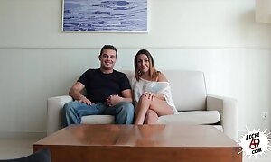 二つの男性は角質の女の子の穴を共有します 女 動画 エッチ