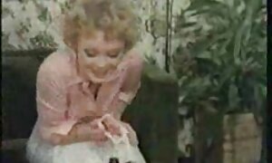遊ぶかわいい若い金髪とともに彼女の肛門 金髪 女性 の セックス 動画