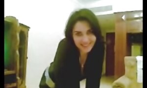 カメラマンは経験のない若いモデルを示しています 無料 エッチ 女